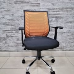 Кресло Barneo K-138 для персонала (черная ткань оранжевая сетка) в Новом Уренгое - novyy-urengoy.mebel24.online | фото 1